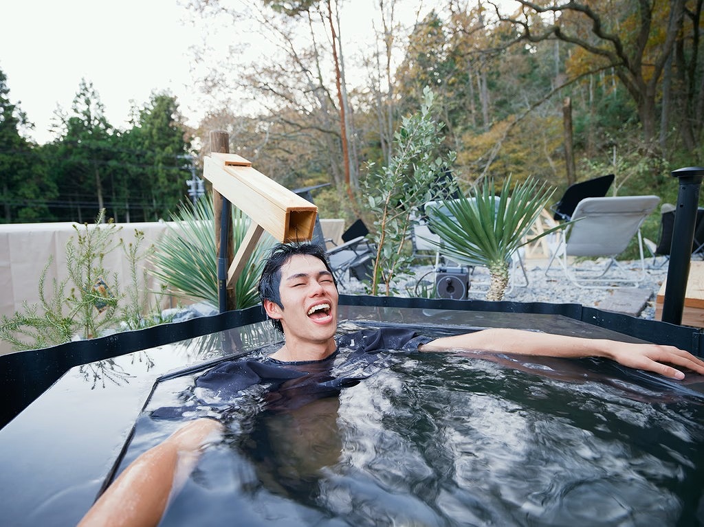 全身を沈めてしっかりクールダウンできるZABOON（潜る）：深さ130cm、一人用。