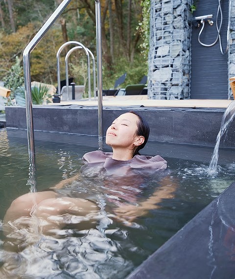 ゆったり座って語らえる水風呂PUKAAN（座る）：深さ60cm、4人用。