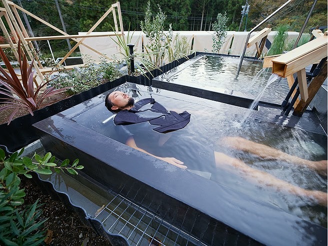 寝転びながら自然を見上げるGOROON（寝る）：深さ30cm、一人用。