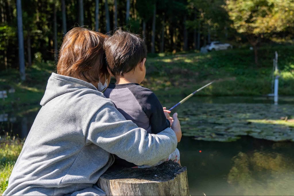 水のエリアではニジマスなどが釣れる釣り堀、魚のつかみ取りができる川床などがあり、安全に遊べます。