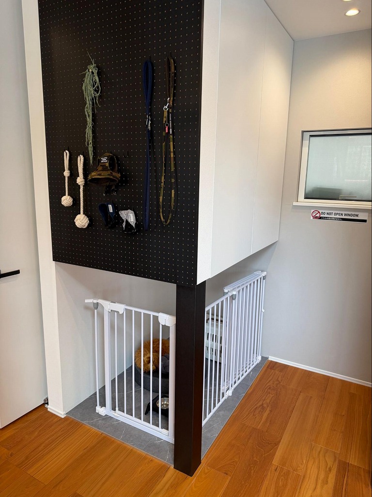 アールプランナー「アールギャラリー」の犬用スペース。リードやおもちゃをフックで収納できて便利。