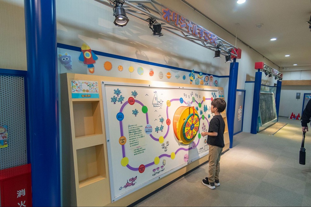 大きなサイズの盤面を使って、体を動かしながら楽しめる「オリジナルすごろく」。