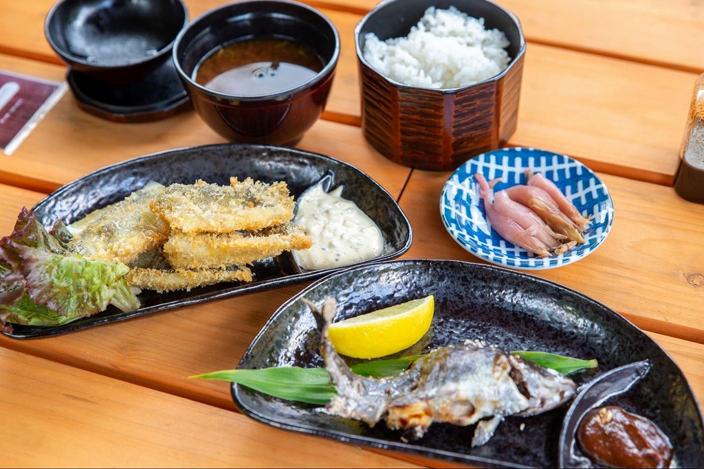 釣ったゆずマスは、フライも塩焼きも魚代385円(税込)+調理代330円(税込)。合計で1匹あたり715円(税込)。