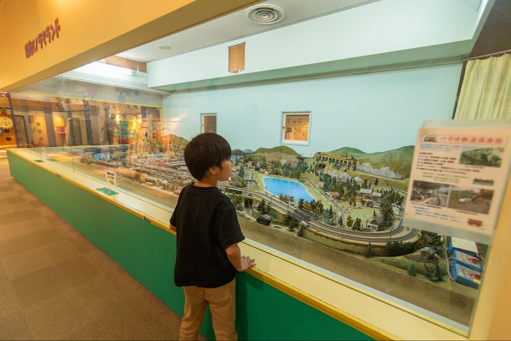 鉄道や街並みを精巧に再現した本格的なジオラマで見応えたっぷりな「鉄道パノラマランド」。