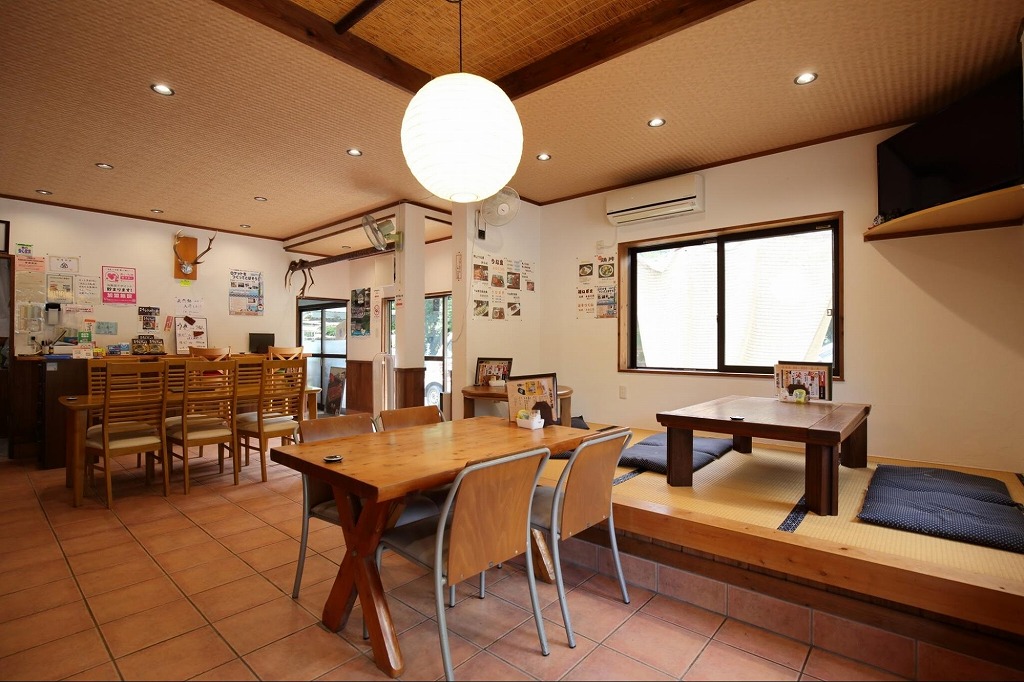 店内には座卓と椅子席があり、カジュアルながらも落ち着いた雰囲気。また、テラス席ではペット同伴も可能。三河湖周辺のアウトドア帰りや、家族連れでの食事にもぴったりです。
