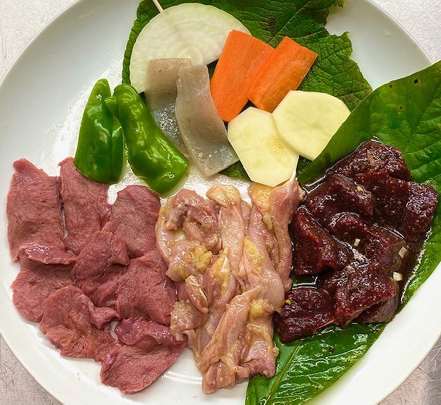 地元産の猪肉・鹿肉・親鶏肉を使った「炭焼きバーベキュー　ジビエセット」1人前／3,300円（税込）