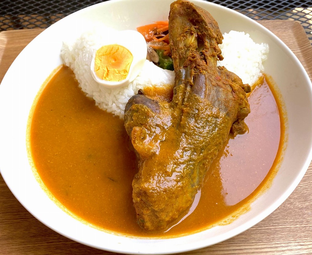 「猪ドッカン！旭の矢作ダムCurry」1,630 円～2,500円（税込）　※お肉のサイズにより値段が変わります。