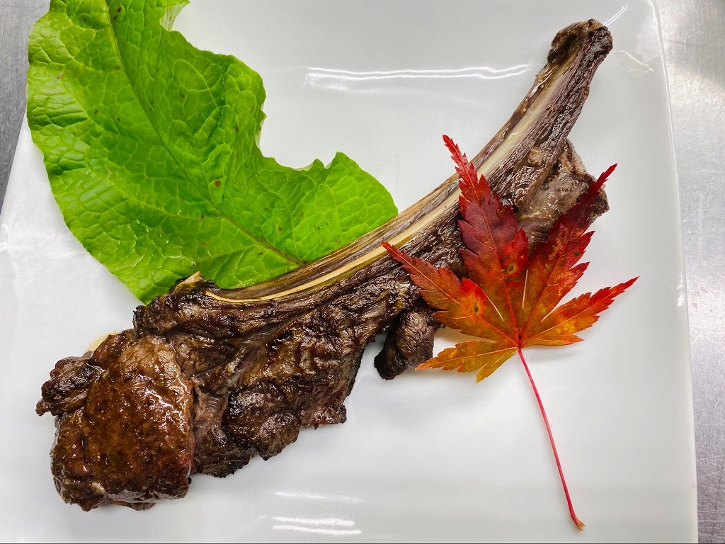 豊田産猪肉の背ロースを香味野菜で漬け込んだ「猪のスペアリブ」時価2,000 円～3,000円（税込）