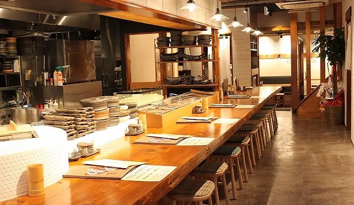 晴晴゛豊田駅前本店のカウンター席