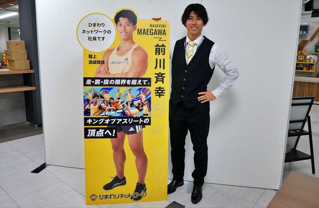 等身大パネルに並ぶ前川斉幸さん