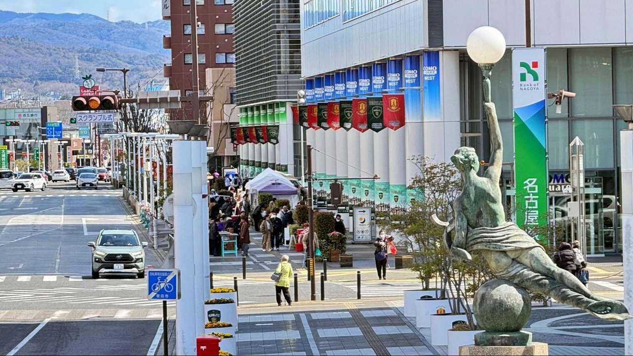 豊田市駅前からもToyota Street Marketの様子が伺えます