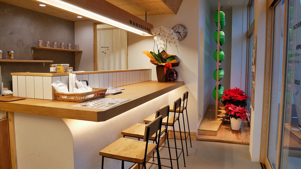 カウンター席のほか、店内にはテーブル席もあり、ゆっくりとくつろぎながらお食事を楽しめます。