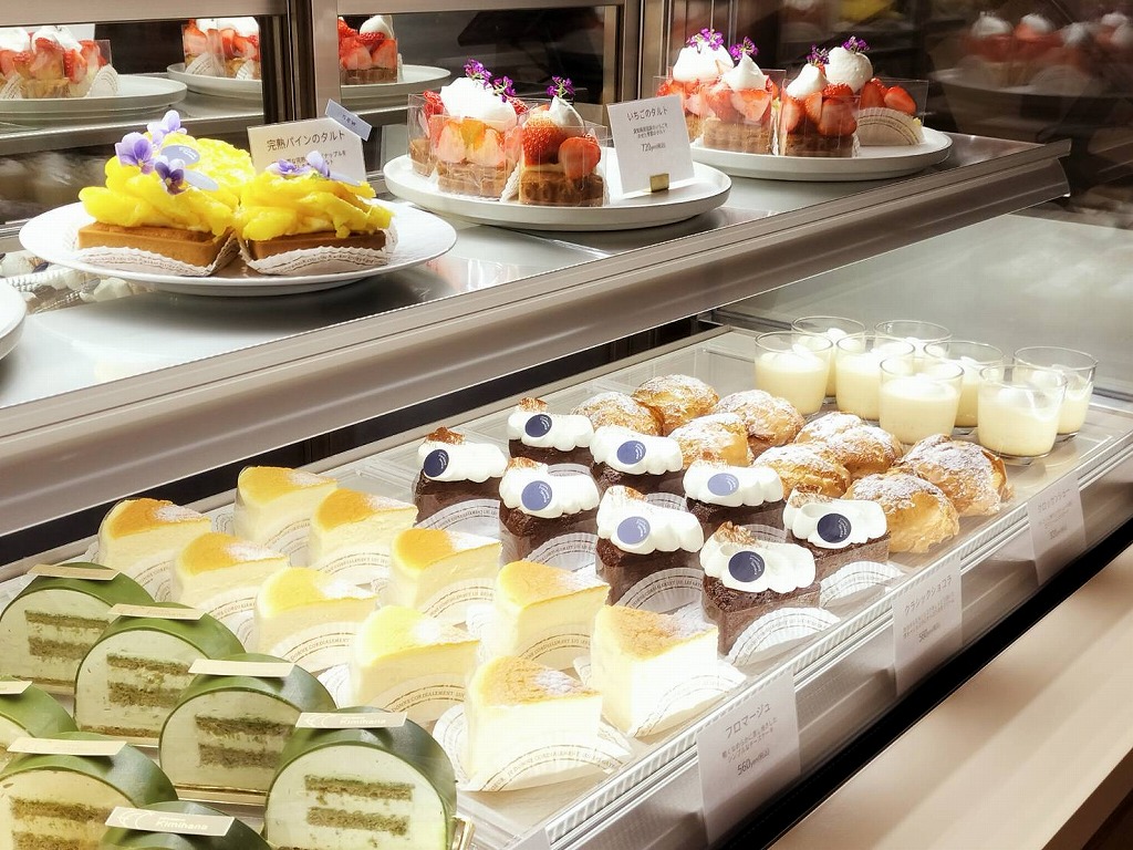 色とりどりのケーキが並ぶ、カフェ併設のパティスリー