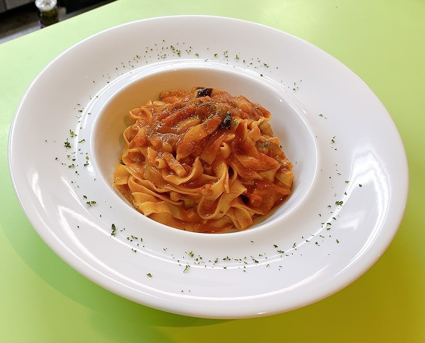 コースのパスタ：なすとベーコンのトマトソース