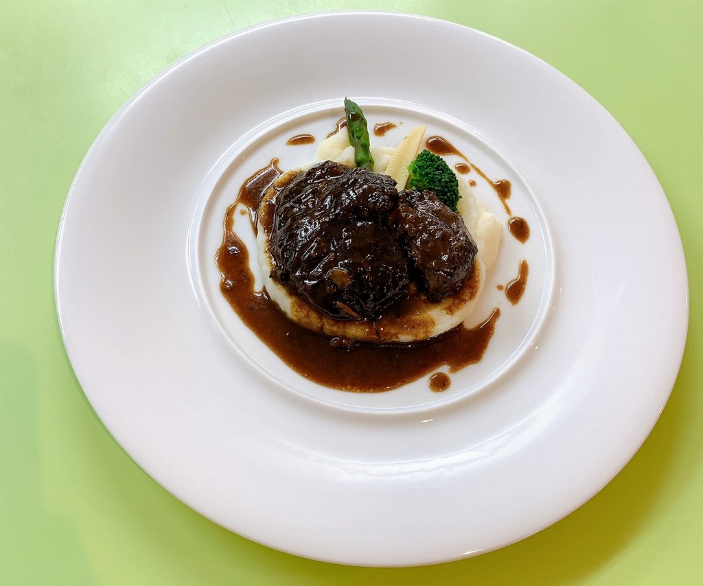 コースのメイン料理：牛スネ肉の蜂蜜と赤ワイン煮込み