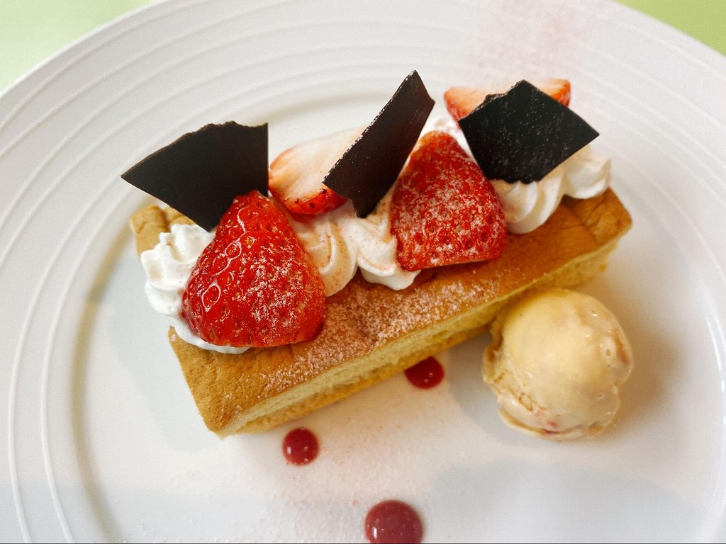 コースのデザート：苺のシフォンケーキビターチョコクリーム