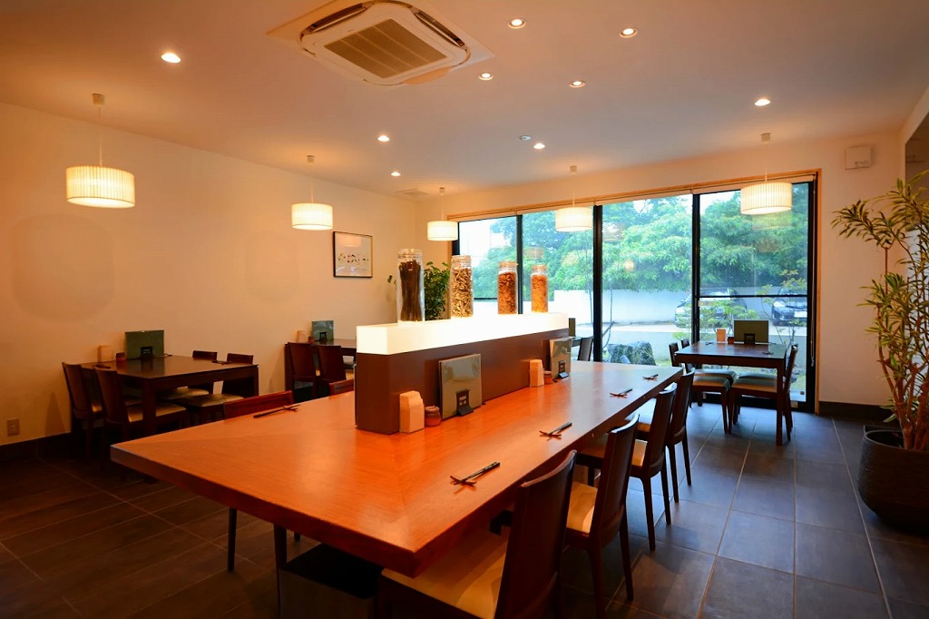 御うどん 光史の店内（テーブル席・カウンター席）