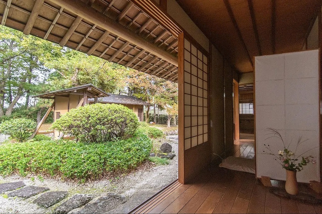 茶室を備えた「けやき茶房」。抹茶と季節のお茶菓子も楽しめます