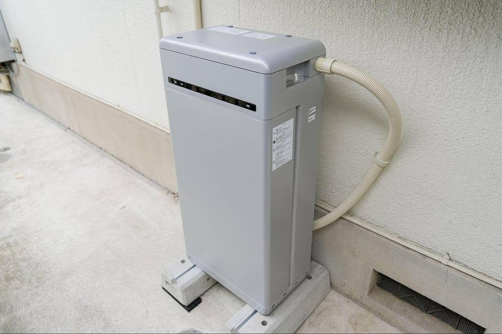▲After：外壁に設置された蓄電池システム。太陽光パネルで発電した電気を貯め、夜間や停電時に活用できます。
