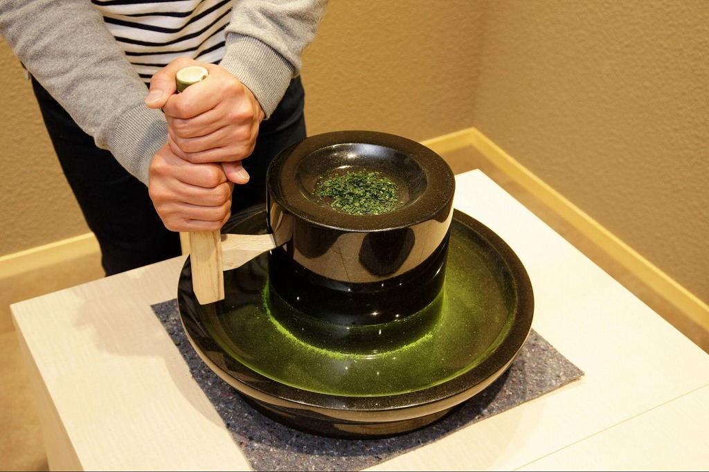 ブレンドした茶葉を石臼で碾けるのは貴重な体験!