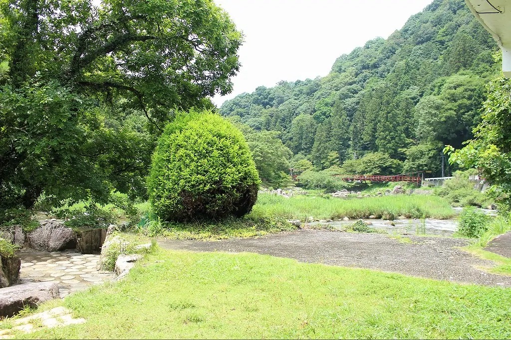 自然豊かな巴川と香嵐橋の景色が楽しめます