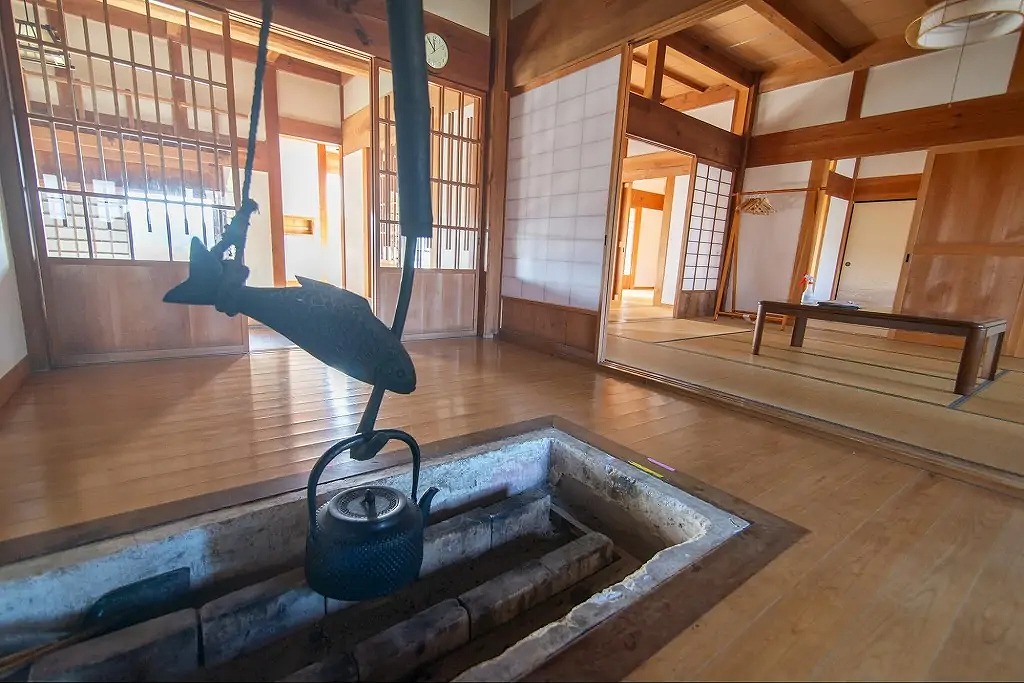 囲炉裏で語り合ったり魚を焼くのも風情があります