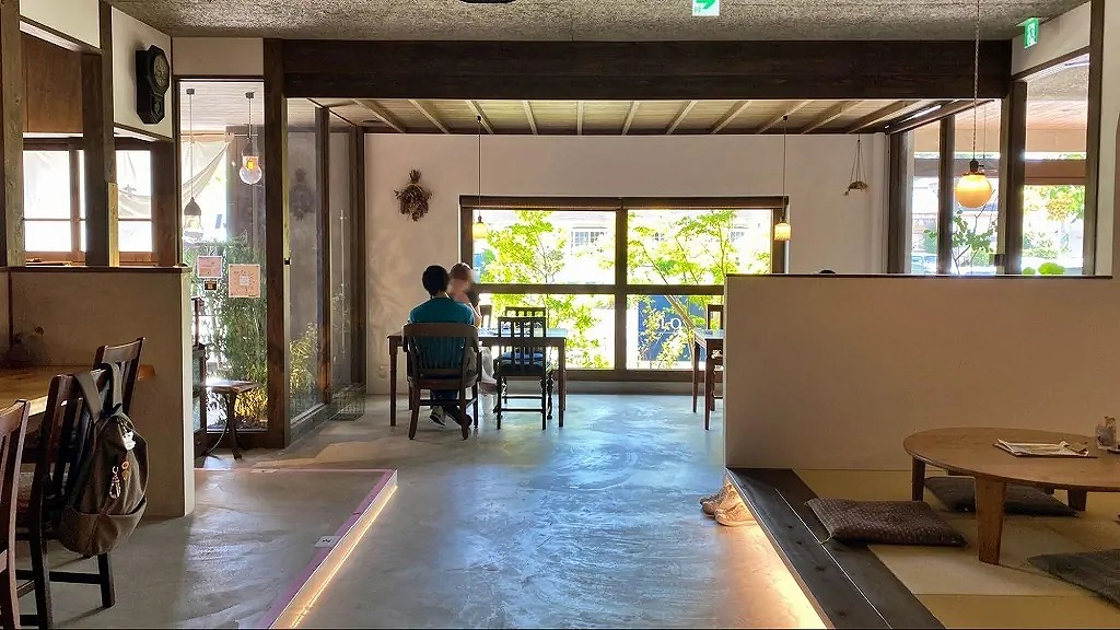 明るく開放的な店内