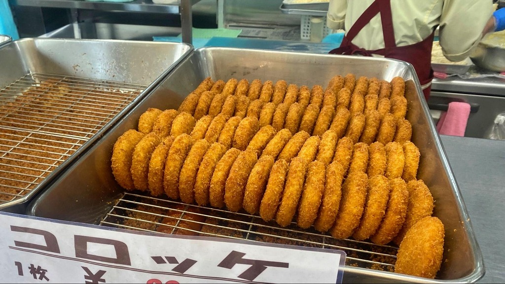 揚げたてのコロッケがずらりと並びます