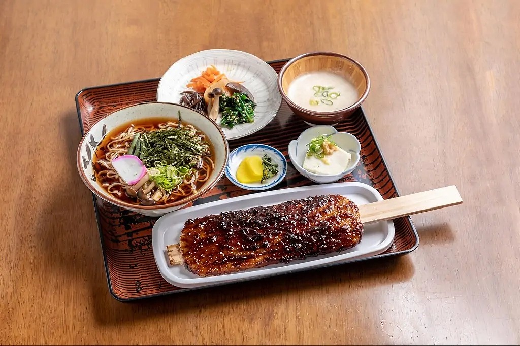 麺類とセットになった「五平餅定食」1,400円(ミニ麺定食:1,300円)