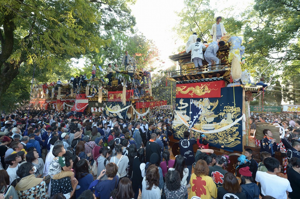 挙母神社に集まった8輌の山車