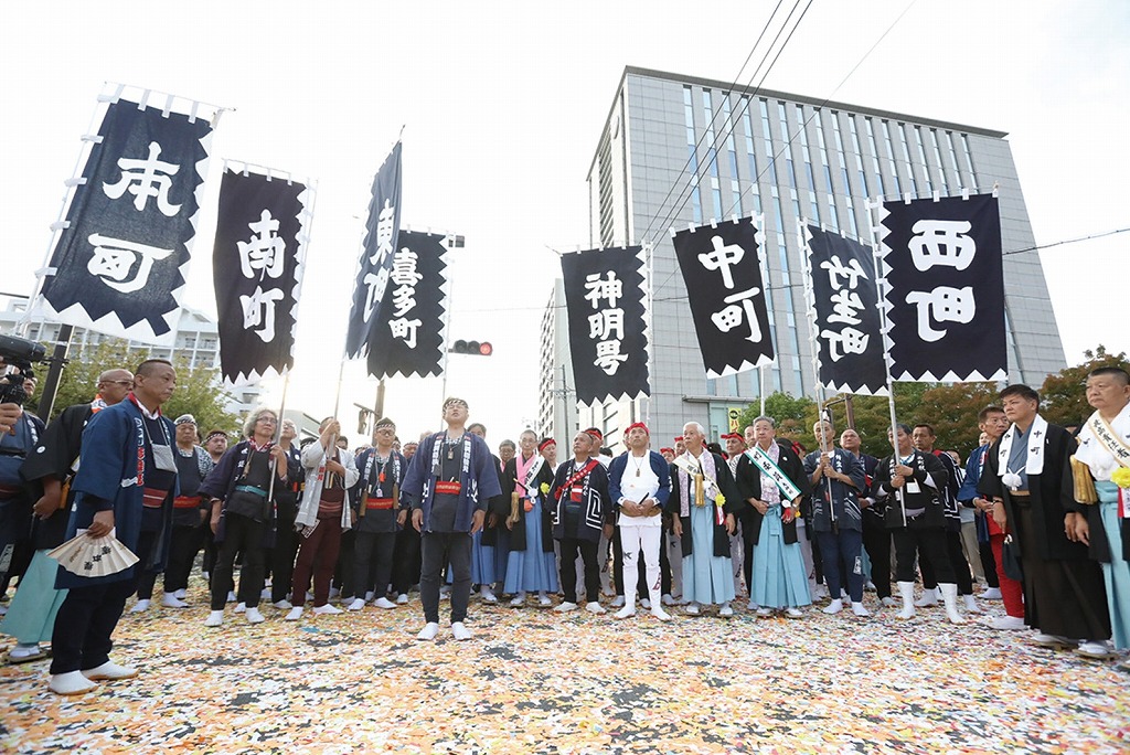 豊信本店前交差点で行われる泣き別れ