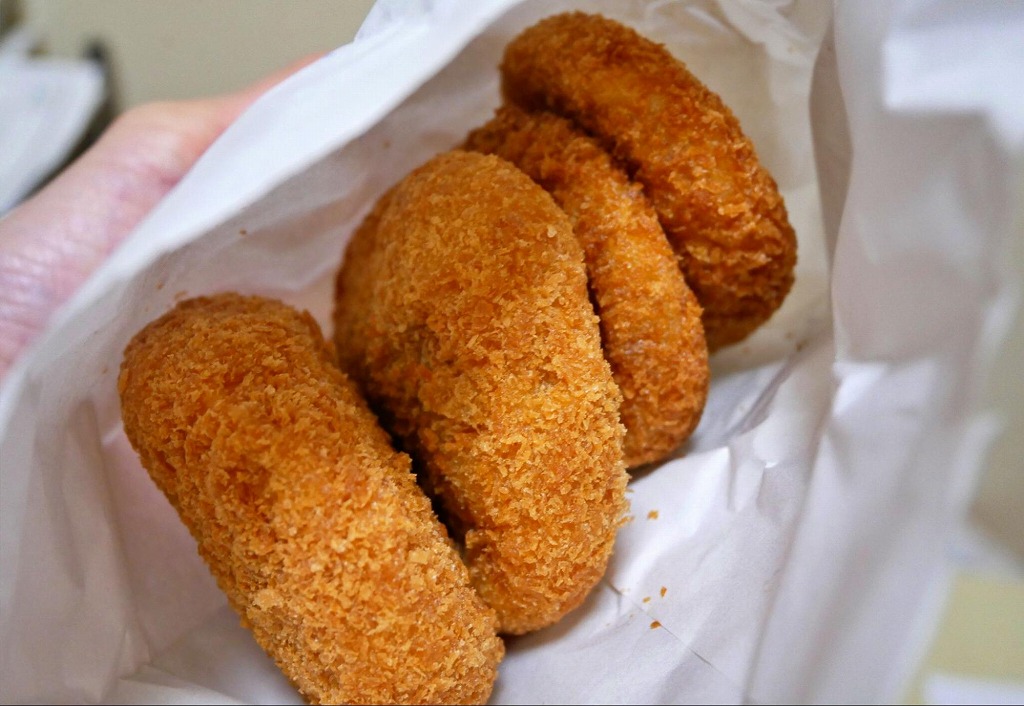 揚げ物は紙袋に入れて提供。カサカサとした懐かしい紙質も懐かしさを感じます