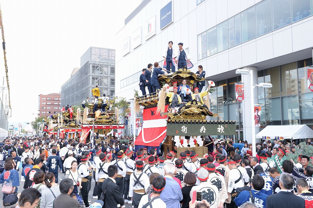 下町(中町、竹生町、西町、喜多町、神明町)の五町曳きの様子